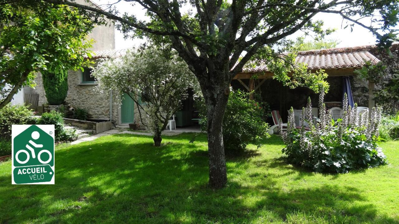 Logis Des Douves Bed & Breakfast Tiffauges Eksteriør bilde