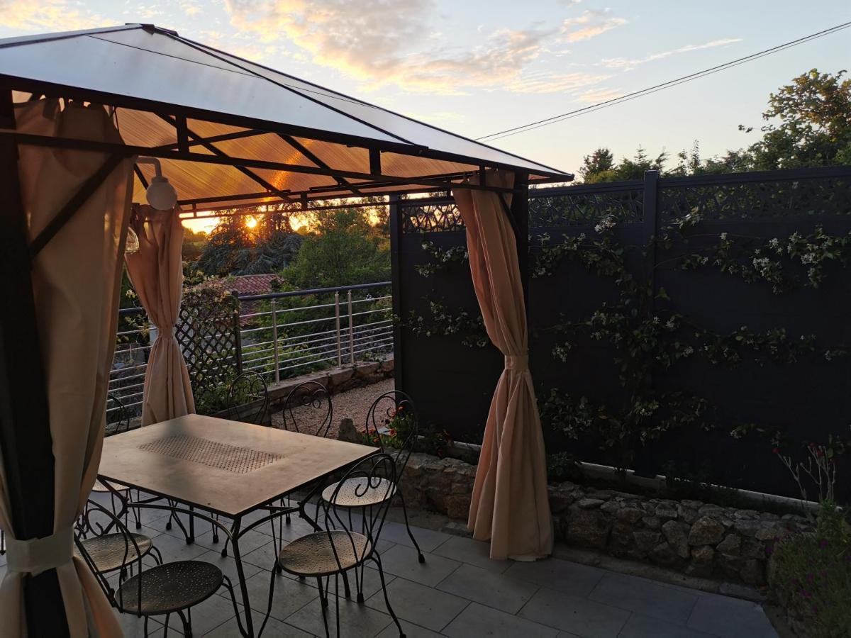 Logis Des Douves Bed & Breakfast Tiffauges Eksteriør bilde