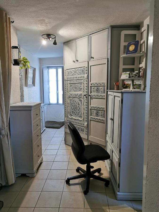 Logis Des Douves Bed & Breakfast Tiffauges Eksteriør bilde