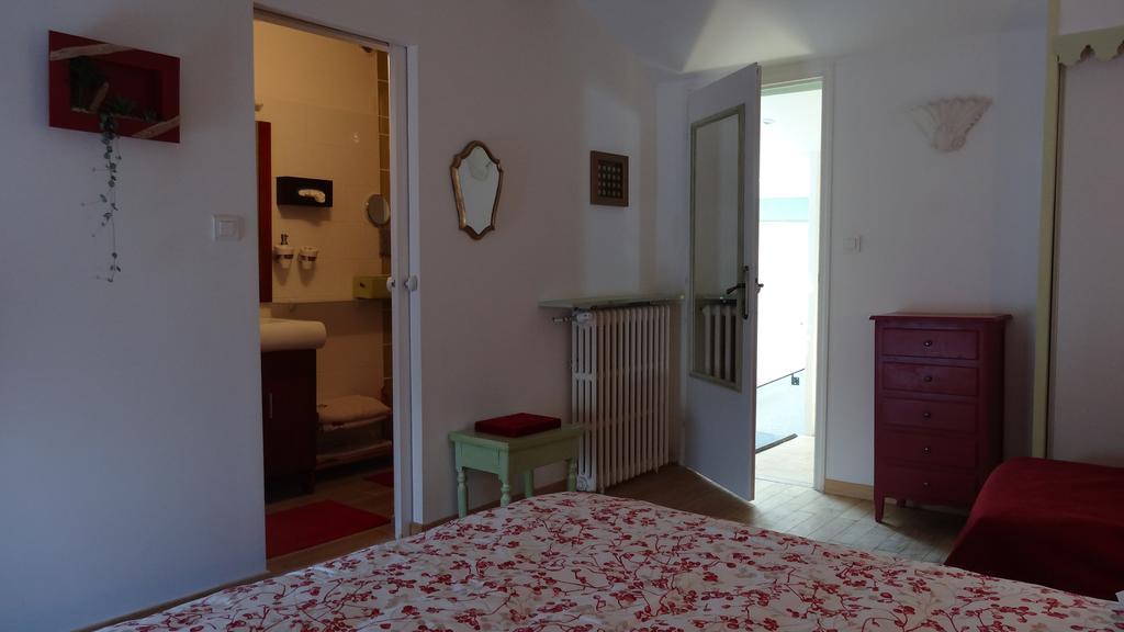 Logis Des Douves Bed & Breakfast Tiffauges Eksteriør bilde
