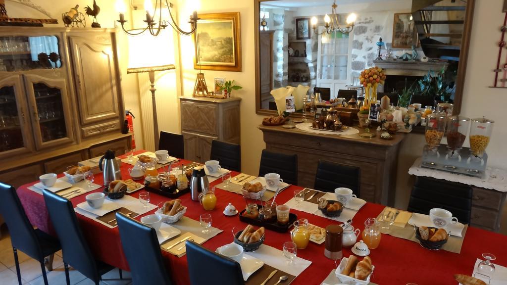 Logis Des Douves Bed & Breakfast Tiffauges Eksteriør bilde