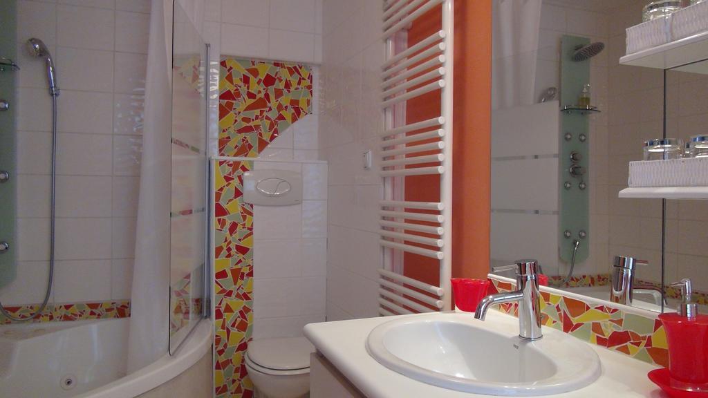 Logis Des Douves Bed & Breakfast Tiffauges Eksteriør bilde